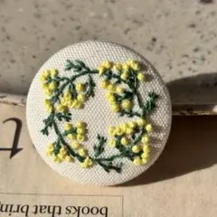 ハンドメイド　くるみボタン　刺繍　ミモザリース