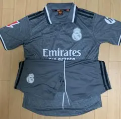 激安！サッカーユニフォーム！レアルマドリードグレー色、Lサイズ、上下セット