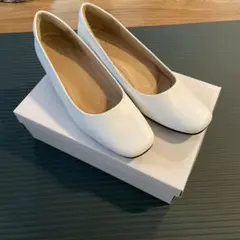 ホワイト シンプル パンプス 低ヒール