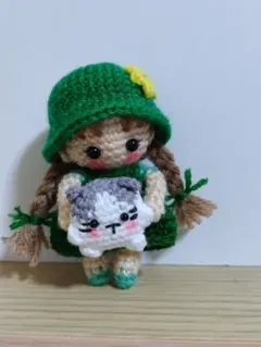 あみぐるみキーホルダー　ハチワレ猫ちゃんと女の子
