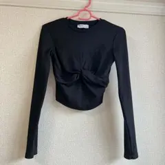 黒の長袖クロップトップ