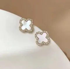 イヤリング ノンホールピアス お花　クローバーモチーフ