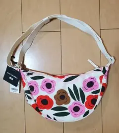 新品タグ付き UNIQLO marimekko花柄　ラウンドミニショルダーバッグ