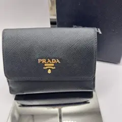✨美品✨PRADA 三つ折り財布　レザー　ブラック　金ロゴ　箱付き