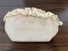 フリル付きベージュポーチ