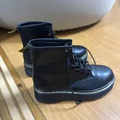 Dr. Martens 厚底 ワークブーツ ブラックのサムネイル