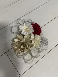 華やかな赤白金の髪飾り