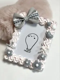 ホイップデコトレカケース　グレーのリボンとグレーのお花と薄いピンクのホイップ①