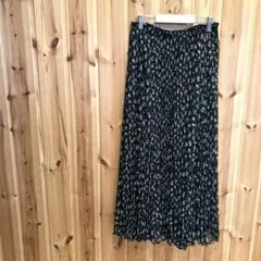 【アースミュージックアンドエコロジー】ロングスカート　プリーツ　花柄　裏地付　黒
