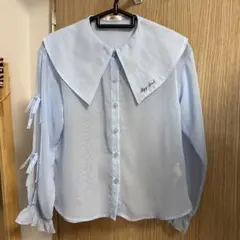 青い大きな襟付きブラウス