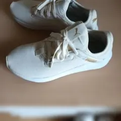 PUMA ホワイト ゴールド スニーカーのサムネイル