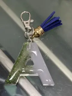 イニシャルチャーム A グリーン ホワイト　レジンキーホルダー