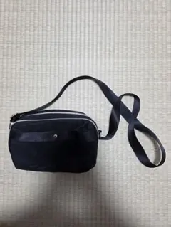 黒のシンプルなショルダーバッグ