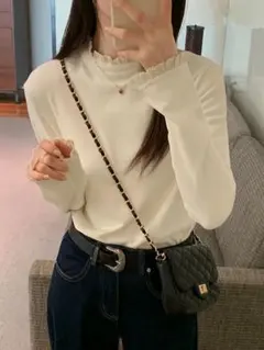 アイボリー フリル付きハイネック トップス