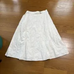 ホワイト 花柄刺繍 フレアロングスカートのサムネイル