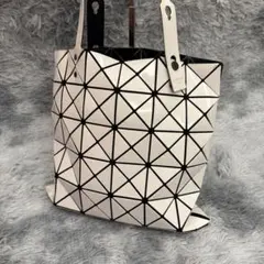 BAOBAO ISSEY MIYAKE トートバッグ ハンドバッグ ホワイト 白のサムネイル
