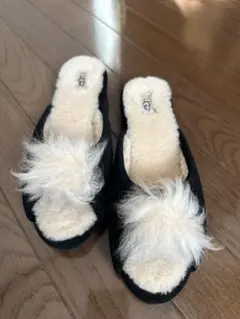 UGG ファー付き黒サンダル