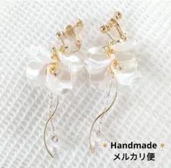 316.お花イヤリング✾匿名配送✾送料込み✾揺れるホワイトフラワー花弁パール