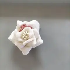つまみ細工　白い花ブローチ　クリップ