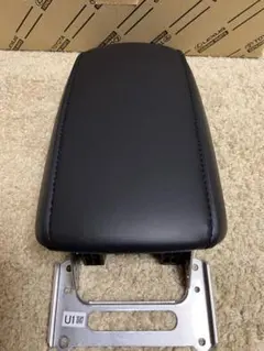 カローラクロス（型式6AA-ZVG13)　トヨタ純正スライド型アームレスト カローラクロス（型式6AA-ZVG13) トヨタ純正スライド型アームレスト