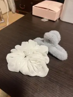 ホワイトシュシュとグレークリップのセット