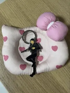 キャラクターシルエットキーホルダーとクッション