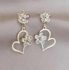 ハートと花のデザインのスタッドピアス