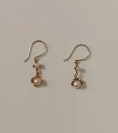 k10　パールと花モチーフのフックピアス