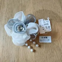 花モチーフ ブローチ グレーとホワイト