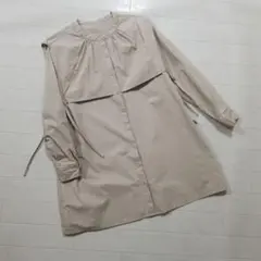 ベージュ ボタンアップシャツ 長袖のサムネイル