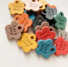 ＊Take it easy＊　ランダムカラー　小花型　革タグ　床革　20枚
