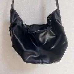 黒いジッパー付きショルダーバッグ