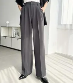 モーメントプラス　セミワイドスラックスチャコールグレー