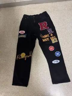 刺繍パッチ付き黒デニムパンツ ウエスト74-84cm