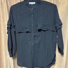 フリル付きブラックシャツ 長袖