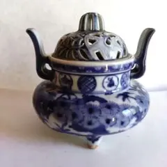 青白い花柄の陶器製香炉