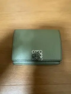 LOEWE ライムグリーン 三つ折り財布 - メルカリ
