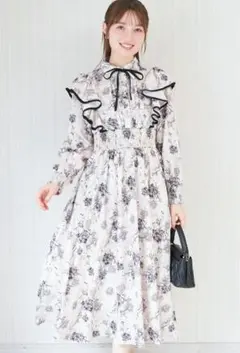 リボン付きアンティークフラワープリントピンタックフリルシャーリングワンピース　黒