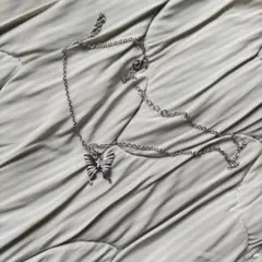 蝶の形状 シルバーネックレス