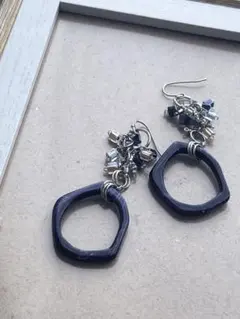 ダークブルー フープ型ピアス 透明メタルビーズと共に