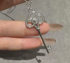 クリスタル装飾 鍵型ネックレス