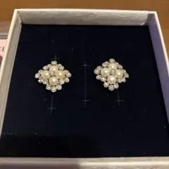 ジンカネズ　淡水パールとクリスタルの花形ピアス
