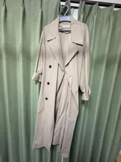 ベージュ ダブルブレスト トレンチコート