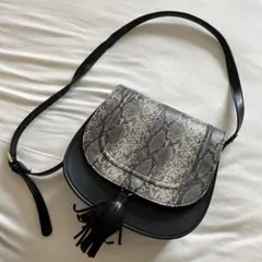 ショルダーバッグ ブラックとシルバー ヘビ柄 タッセル付き