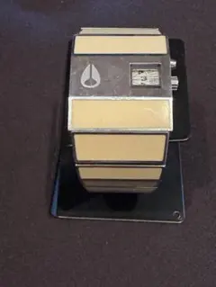 Nixon デジタル腕時計 クリーム色