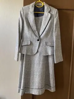 ホワイトジョーラ　グレー系スーツセット（ジャケット・ワンピース）