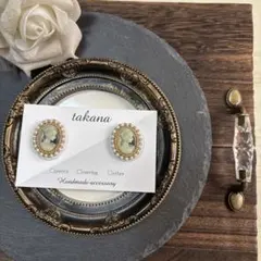 貴婦人カメオのビーズ刺繍ピアス　グレー