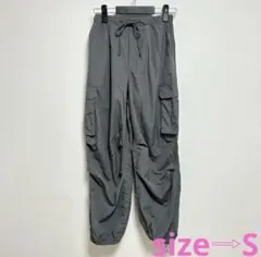 GU レディース　パラシュートカーゴパンツ　グレー系