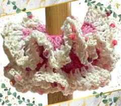 フリル付きピンクと白のシュシュ　ハンドメイド　手編み　かぎ編み