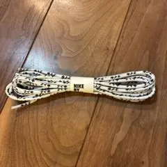 シューレース スニーカー